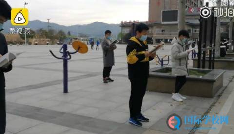 毛坦厂高三考生广场戴口罩晨读图集，一看就知道同学们都拼了！