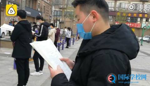 毛坦厂高三考生广场戴口罩晨读图集，一看就知道同学们都拼了！