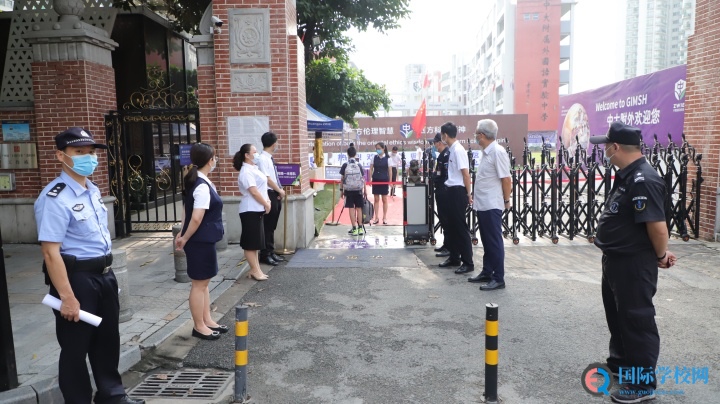 你还在“花式庆开学”？这所学校的孩子已与“英雄”并肩！