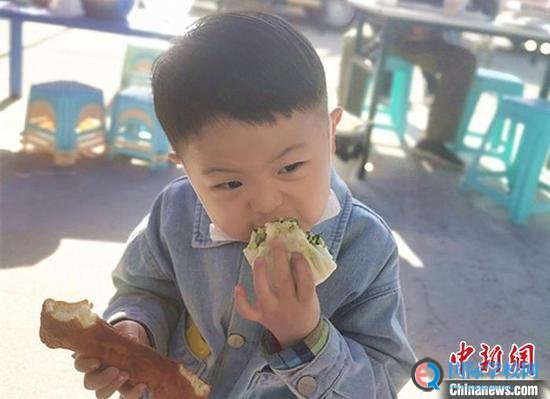 内蒙古 - 幼儿园“跨界”卖早点 特色早餐受欢迎