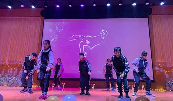 上海中加枫华国际学校 ：新学期新选择，中加枫华初中部开始招生啦！