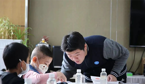中央音乐学院鼎石实验学校 ：在北京中音鼎石用乐符做马，琴弦为路