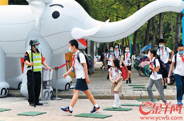 萌娃归来 广州60万名小学一二三年级的学生昨日返校