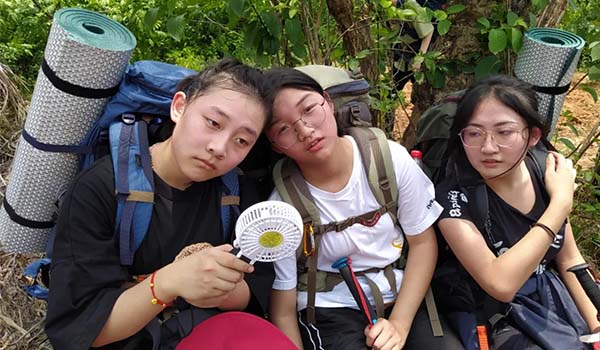 牛津国际公学成都校区 ：暴晒与大雨，成都牛津学子徒步队伍双重考验