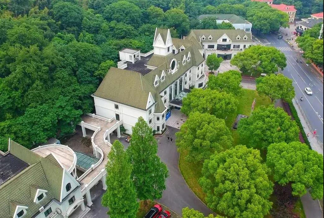 究竟选择私立国际学校？还是公立学校国际部好？