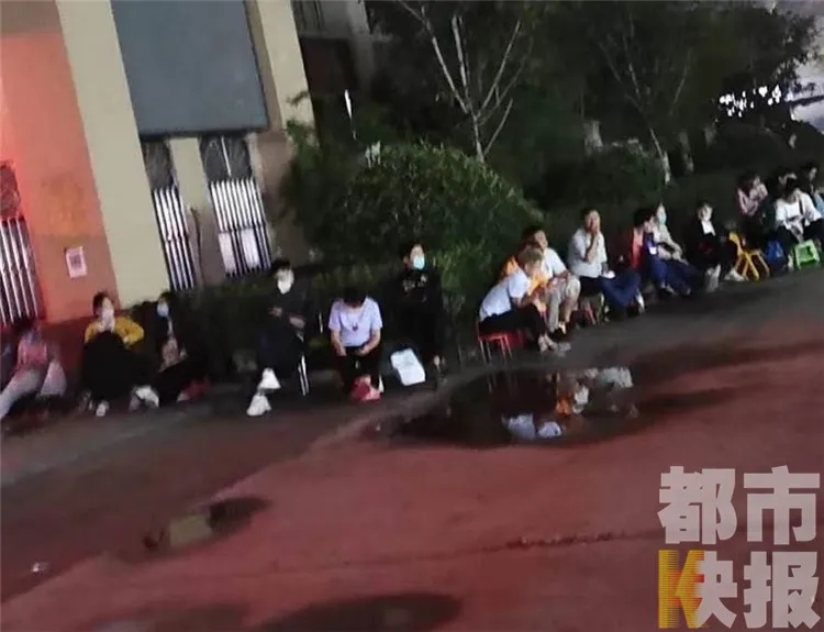 西安家长提前15个小时冒雨通宵排队 只为孩子幼升小