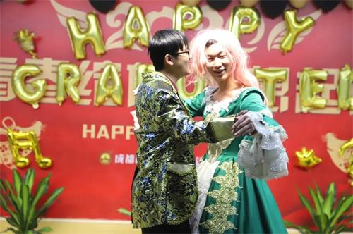 画面太美我不敢看：成都西雅美途短剧表演中那些“反串”
