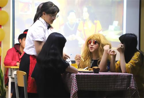 画面太美我不敢看：成都西雅美途短剧表演中那些“反串”