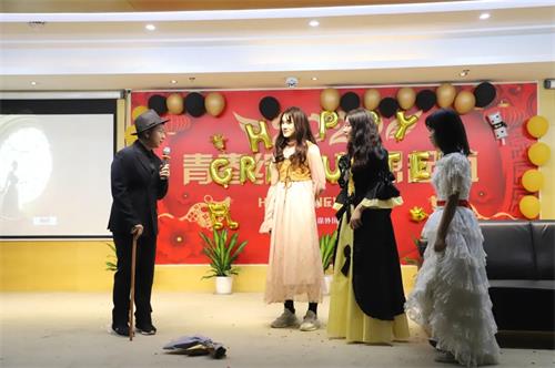 画面太美我不敢看：成都西雅美途短剧表演中那些“反串”
