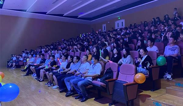 苏州中加枫华国际学校 ：中加枫华初三学子自己设计的毕业晚会落幕！