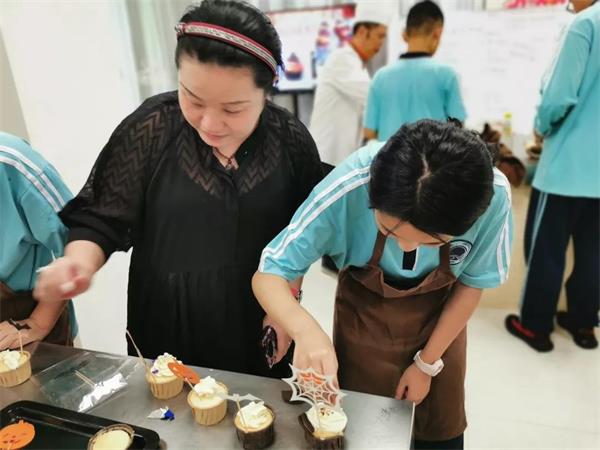 暗黑烘焙界又要出新品啦! 来自佛外国际部的戚风蛋糕&木乃伊香肠
