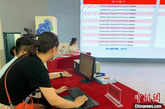 宁夏义务教育实行“公民同招” 民办摇号报名率下降
