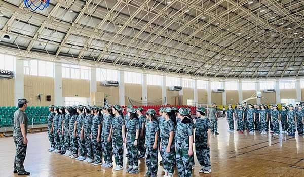 苏州中加枫华国际学校 ：初一军训开幕，中加枫华愿你乘风破浪
