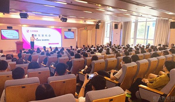 上海华二紫竹国际学院 ：华二紫竹国际学院2020年新生入学报到现场直击