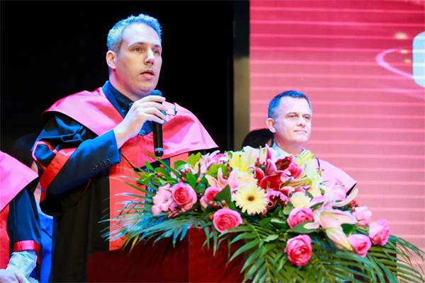 北京爱迪国际学校毕业快乐：青春就是一场盛大的相聚和别离