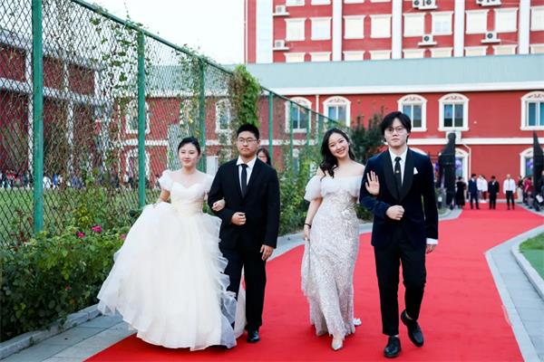 北京爱迪国际学校毕业快乐：青春就是一场盛大的相聚和别离