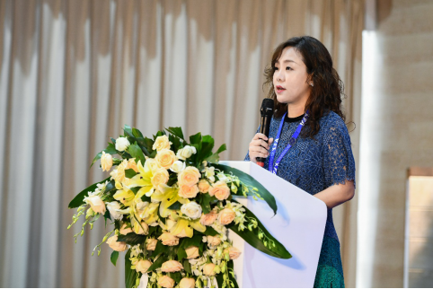 新府学初小部校长辛玲 - 回归 变化和不确定的未来