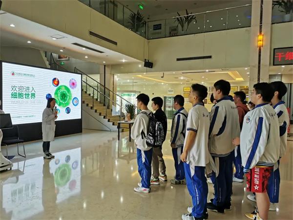 成都七中万达学校国际部户外活动日：秋景引闲步，山游不知疲