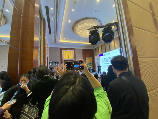 摇号政策下沪上家长理性择校 新浪国际学校展邀大咖支招