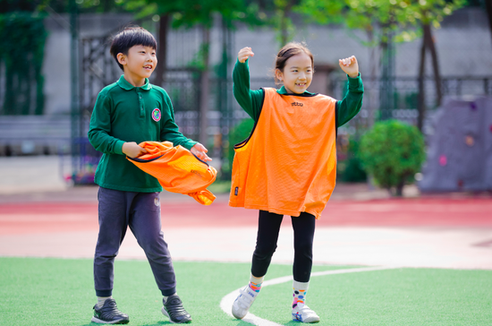 放学让孩子哭着不肯离开的 是什么神奇学校