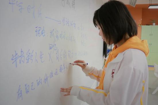 奇葩说明星导师胡渐彪空降爱迪 不服来辩