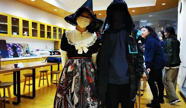 成都美联国际高中 ：成都美联国高万圣节狂欢之余不忘做公益
