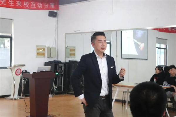 热烈欢迎章晋先生光临上海光华学院美高校区互动交流