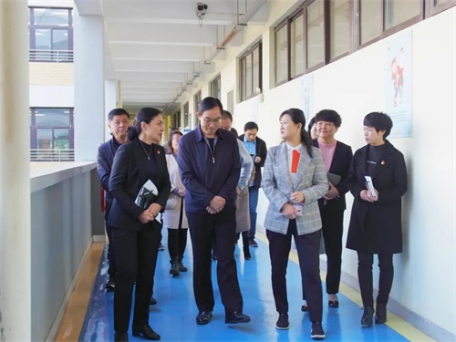 省委统战部副部长石松江一行调研中铁置业中加学校民族团结进步创建工作