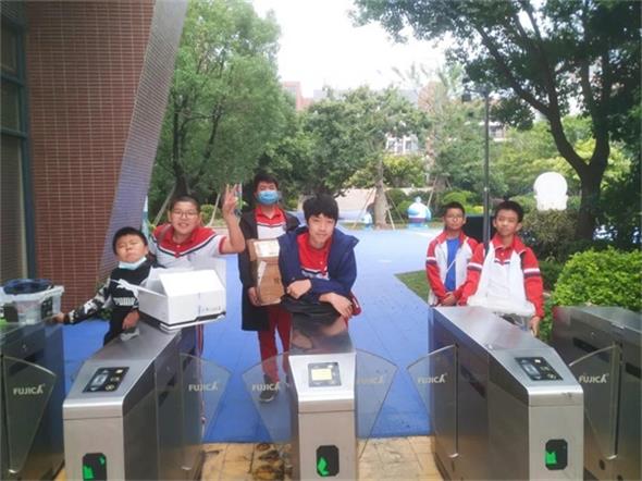 碧桂园十里银滩学校STEM校队，斩获机器人世界锦标赛预赛两项冠军