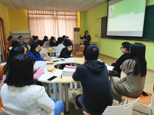 武汉外国语学校美加分校“与心灵相约，与健康同行”为主题的心理健康教育专题培训