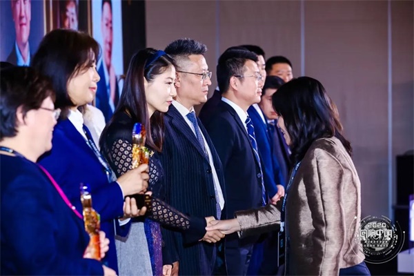 喜报｜六力国际学校荣获2020腾讯教育“回响中国”年度盛典两项大奖