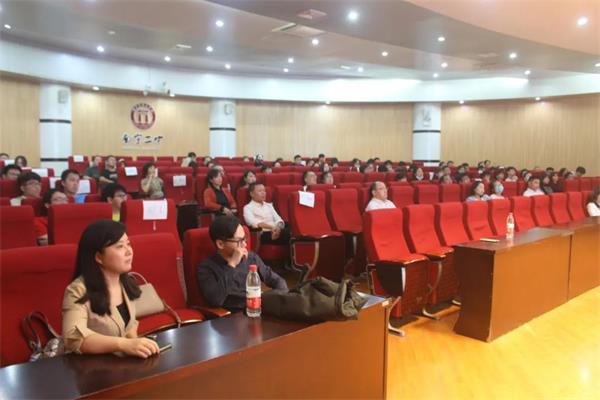 南宁市第二中学国际部高二年级的后疫情时代家长会成功召开！