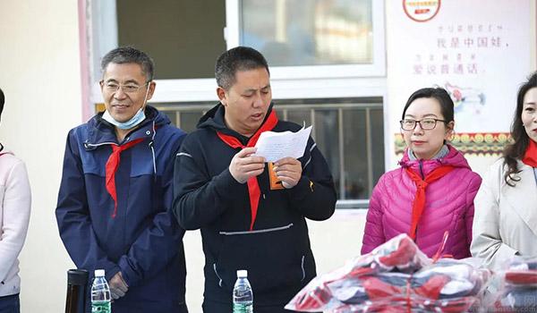 成都美联国际高中 ：成都美联国高学校公益活动，为凉山儿童捐赠冬衣