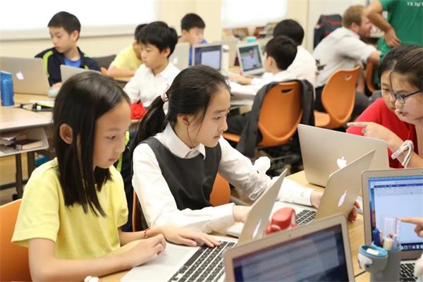 包玉刚实验学校面向未来，将科技引入课堂