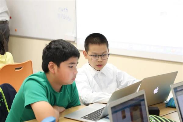 包玉刚实验学校面向未来，将科技引入课堂