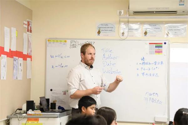 包玉刚实验学校面向未来，将科技引入课堂
