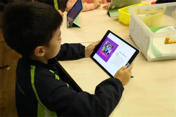 包玉刚实验学校面向未来，将科技引入课堂
