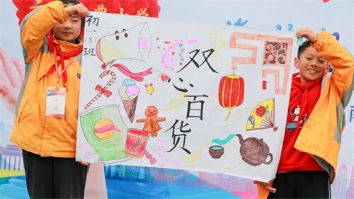 爱心走在秋雨中，南京师大附校义卖，热闹开展！
