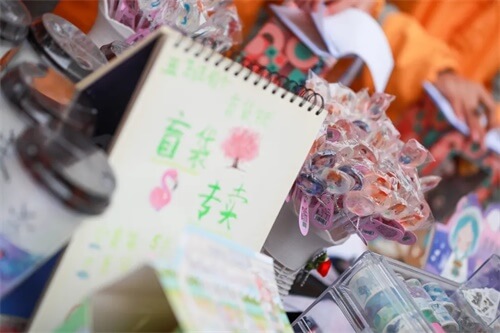 爱心走在秋雨中，南京师大附校义卖，热闹开展！