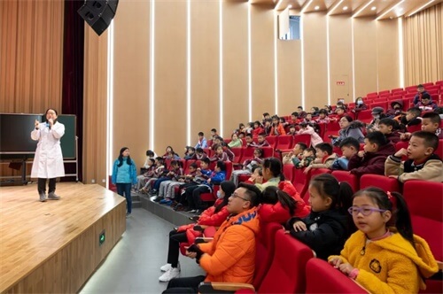 如何帮助孩子营养均衡健康饮食？营养师在成都巴德美际课堂上这样讲