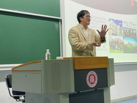 美高校董方正受邀华东师范大学进行授课