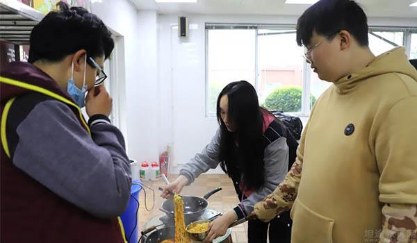 成都市西雅美途外国语联合学校 ：走进成都西雅美途，get韩剧同款美食的食堂