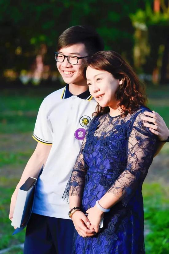 新浪专访新府学初小部校长辛玲 共同探讨“教育的力量”