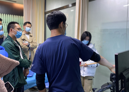 成都树德中学国际部学子和剑桥在读博士、哥大海归CEO校友一起参观前沿产业
