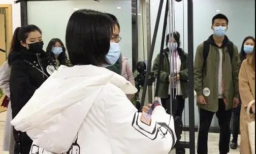 成都树德中学国际部学子和剑桥在读博士、哥大海归CEO校友一起参观前沿产业