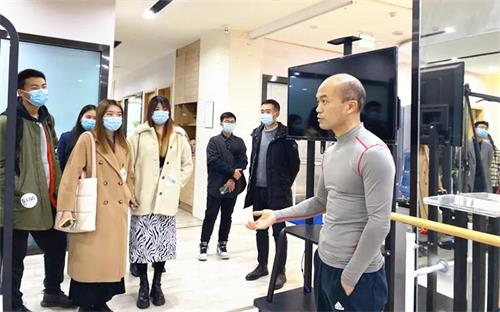 成都树德中学国际部学子和剑桥在读博士、哥大海归CEO校友一起参观前沿产业