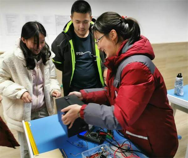 新年喜报：上海托马斯实验学校首枚剑桥大学三一学院OFFER来啦！