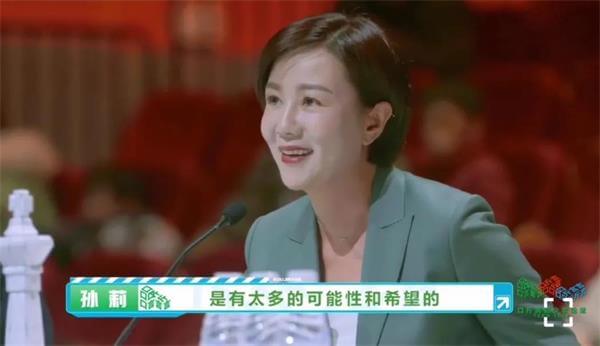 站在《口斤言》青少年论坛，成都七中国际部这位高中生现场做了一道关于大学和职场的数学题！