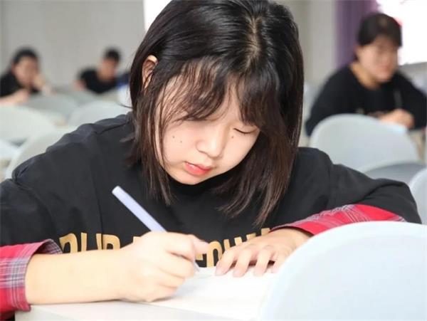 研有所得，赛有所获丨恭喜六力国际学校学子在国际竞赛中斩获佳绩！