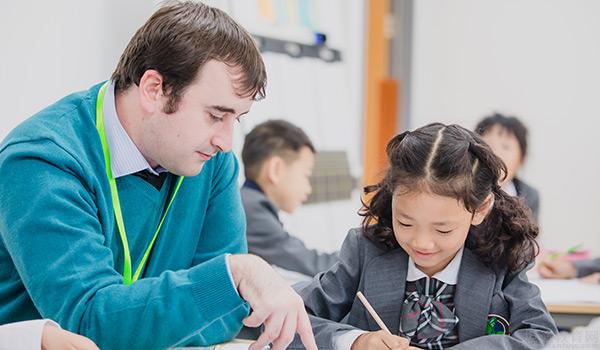 孩子放学竟然也不肯回家，这所国际学校有何神奇之处